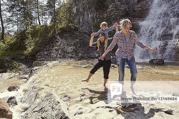 Zwei-Generationen-Familie hat Spaß am Wasserfall  Ehrwald  Tirol  Österreich