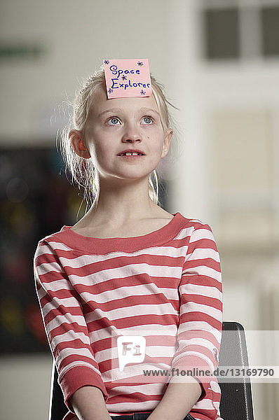 Bildnis eines Mädchens mit Haftnotiz auf der Stirn