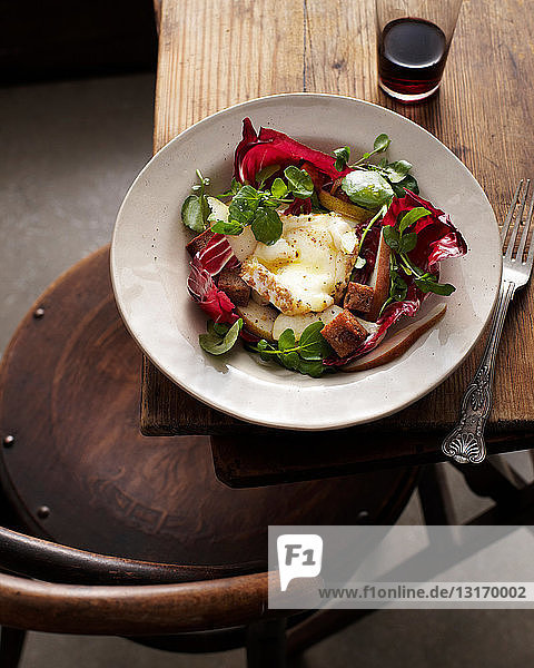 Schale mit Walnussbirnensalat