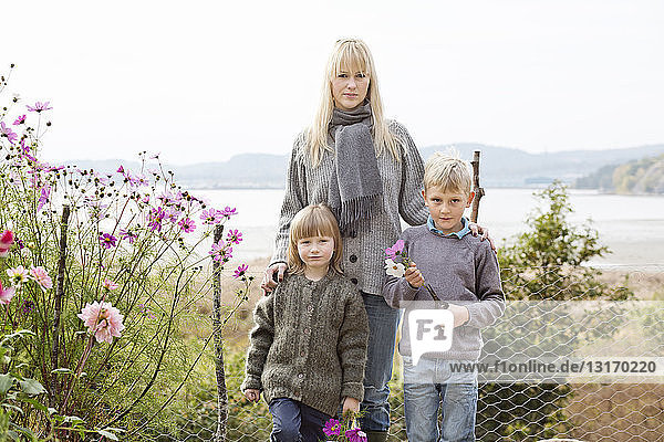 Porträt von Mutter und Kindern im Biogarten  Orust  Schweden