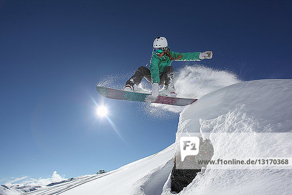 Junge Frau springt mit dem Snowboard  Mayrhofen  Tirol  Österreich