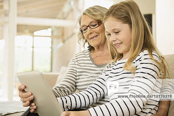 Großmutter und Enkelin mit digitalem Tablett