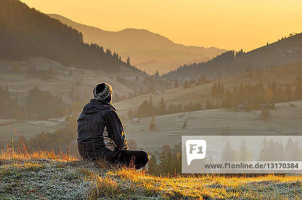 Mann allein bei Sonnenaufgang  Dorf Krasnik  Karpaten  Region Iwano-Frankiwsk  Ukraine