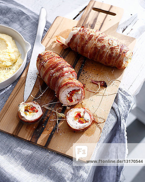 Huhn involtini auf Holzbrett