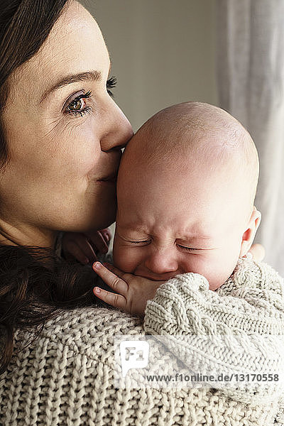 Mutter beruhigt weinendes Baby Junge