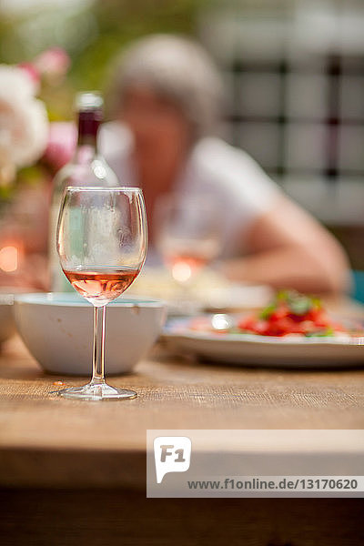 Glas Wein auf dem Tisch im Freien