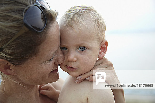 Nahaufnahme der Mutter und des kleinen Jungen am Strand Singapur