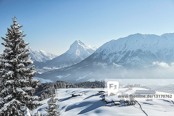 Skihütte in verschneiter Landschaft