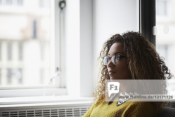 Porträt einer weiblichen Büroangestellten mit Brille