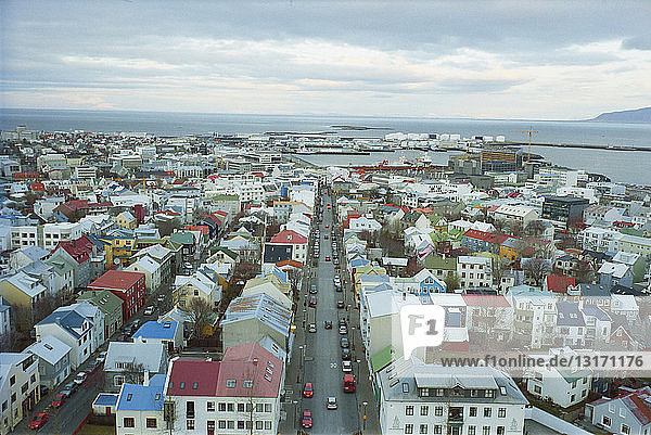 Erhöhte Ansicht der Stadtlandschaft von Reykjavik mit entfernter Küste  Island
