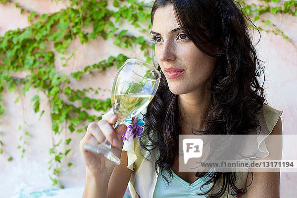 Frau genießt ein Glas Wein
