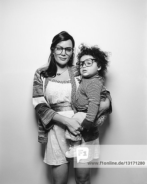 Mutter und kleiner Sohn mit großer Brille