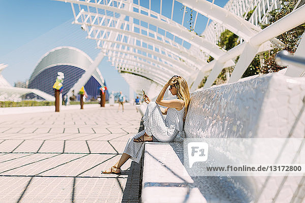 Spanien Valencia Ciudad de las Artes y de Las Ciencias Frau mit Smartphone