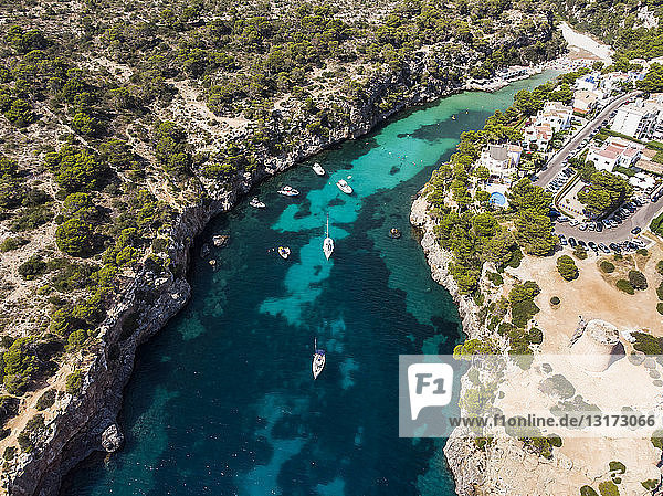 Spanien  Balearen  Mallorca  Llucmajor  Luftaufnahme der Bucht von Cala Pi und Torre de Cala Pi