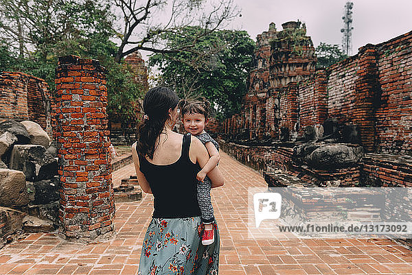 Thailand  Ayutthaya  Mutter und Tochter bei einem Spaziergang durch die alten Tempelruinen des Wat Mahathat