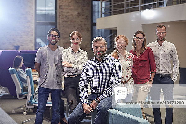 Gruppenporträt eines Teams von Kollegen  die für ein Start-up-Unternehmen arbeiten