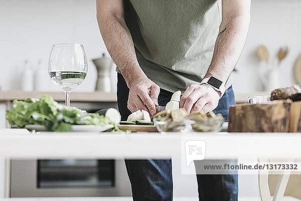 Mann bereitet zu Hause Salat zu  Teilansicht