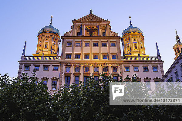 Deutschland  Bayern  Augsburg  Rathaus  Ostfassade am Abend