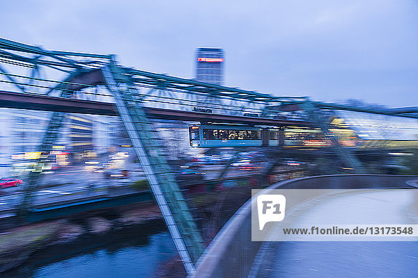 Deutschland Wuppertal Schwebebahn in der Dämmerung