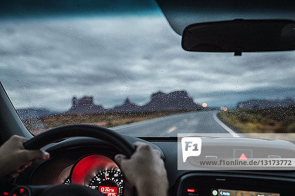 USA  Utah  Autofahrt zum Monument Valley unter stürmischem Himmel