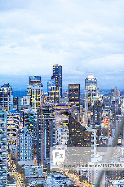 USA  Bundesstaat Washington  Seattle  Skyline  Stadtzentrum am Abend