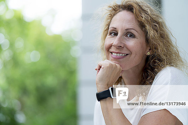 Porträt einer lächelnden Frau mit Smartwatch