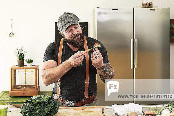 Veganer reinigt Pilze in seiner Küche