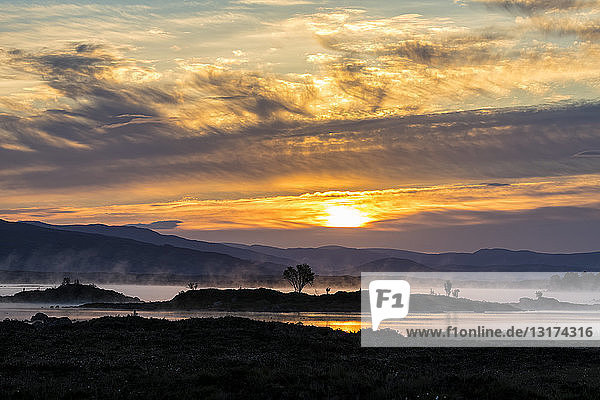 Großbritannien  Schottland  Schottische Highlands  Glencoe  Rannoch Moor  Sonnenaufgang über Loch Ba