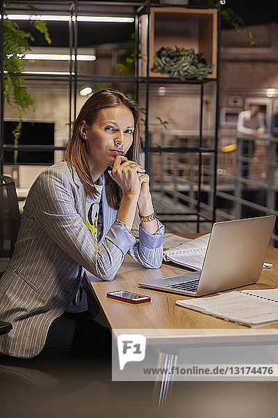 Geschäftsfrau  die in einem modernen Büro arbeitet und einen Laptop benutzt