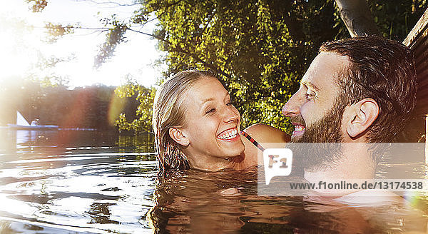 Glückliches junges Paar in einem See