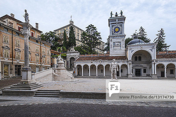 Italien  Friaul-Julisch-Venetien  Udine  Piazza Liberta und Loggia di San Giovanni in der Abenddämmerung