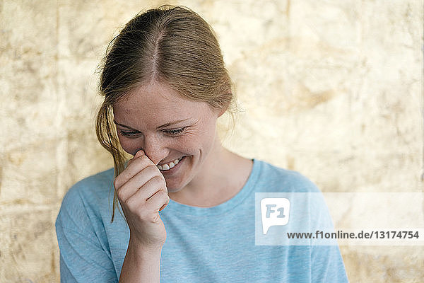 Porträt einer lachenden jungen Frau