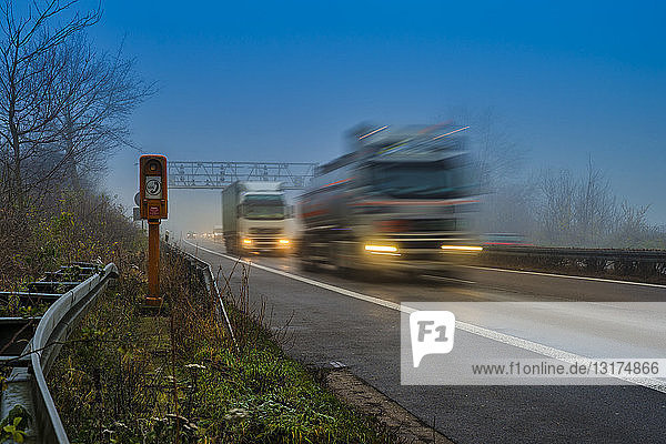 Autobahn A 46  Lastwagen im Morgennebel