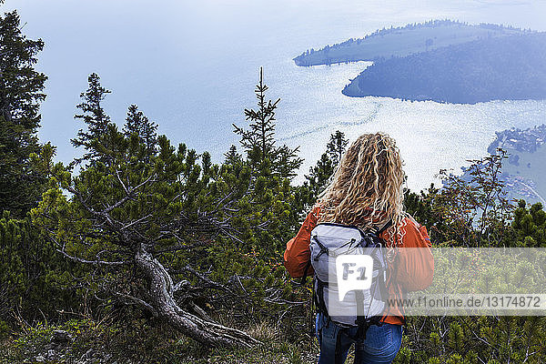 Junge Frau wandert in den bayerischen Bergen mit Blick auf den Walchensee