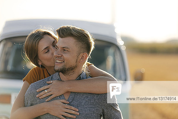 Glückliches  liebevolles junges Paar im Wohnmobil in ländlicher Landschaft