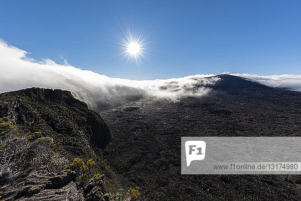 Reunion  Nationalpark Reunion  Schildvulkan Piton de la Fournaise  Blick vom Pas de Bellecombe gegen die Sonne