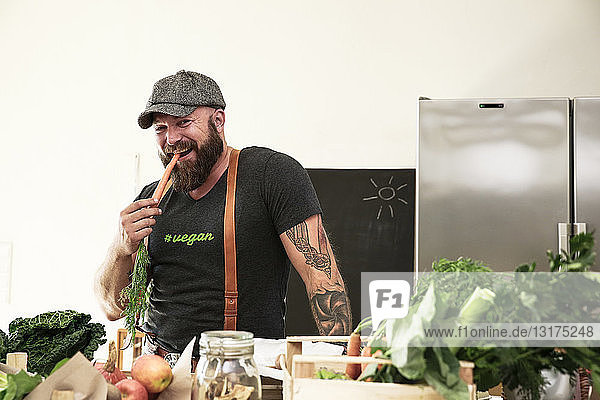 Veganer heizt Karotte in seiner Küche