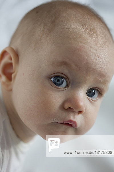 Bildnis eines kleinen Mädchens mit blauen Augen
