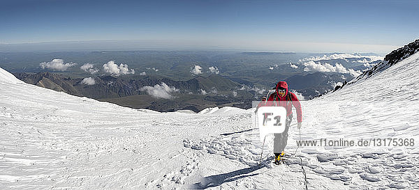 Russland  Oberes Baksan-Tal  Kaukasus  Bergsteiger  die den Elbrus besteigen