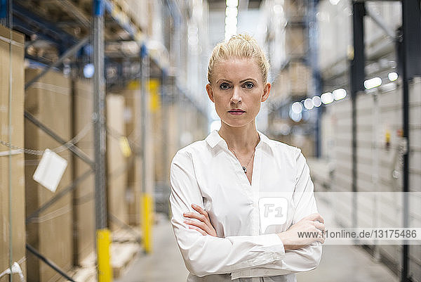 Porträt einer selbstbewussten Frau im Fabriklager