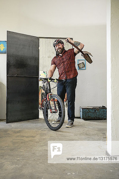 Porträt eines Mannes  der mit dem Fahrrad im Büro ankommt