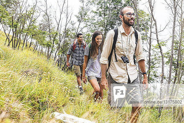 Italien  Massa  Gruppe junger Leute beim Wandern in den Alpi Apuane