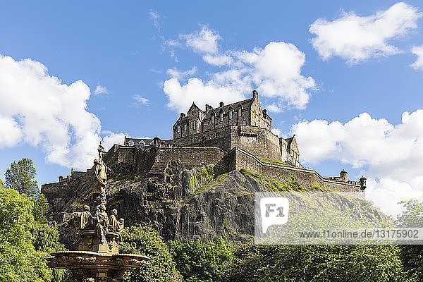 Großbritannien  Schottland  Edinburgh  Castle Rock  Edinburgh Castle und Ross-Brunnen im Princes Street Gardens Park