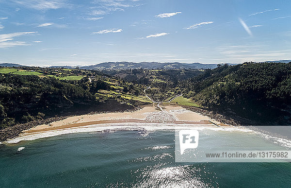 Spanien Asturien Luftaufnahme des Strandes