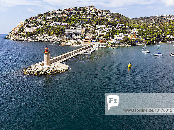Spanien  Balearen  Mallorca  Region Andratx  Luftaufnahme von Port d'Andratx  Küste und Naturhafen mit Leuchtturm