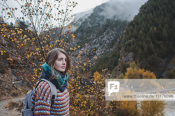 Spanien  junge Frau wandert im Ordesa-Nationalpark