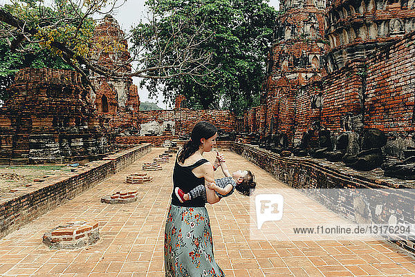Thailand  Ayutthaya  Mutter und Tochter spielen in den antiken Ruinen eines Tempels im Wat Mahathat