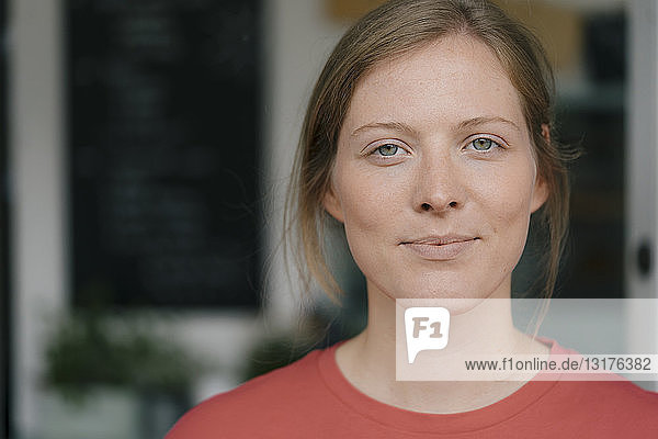 Porträt einer selbstbewussten jungen Frau in einem Cafe