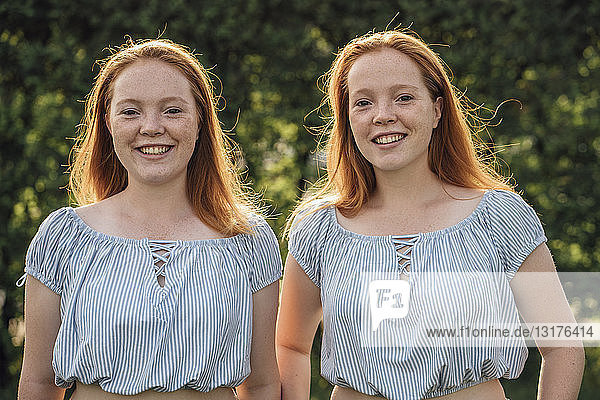 Lächelnde rothaarige Zwillinge