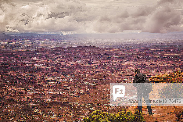 USA  Utah  Canyonlands National Park  The Needles  Mann beim Fotografieren am Aussichtspunkt